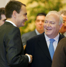 Jose Luis Rodriguez Zapatero, le Premier ministre espagnol et Miguel Angel Moratinos, le ministre des Affaires étrangères, se félicitent du oui à la Constitution.(Photo: AFP)