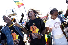 Des fans de Bob Marley sont rassemblés à Addis Abeba en Ethiopie pour un concert donné à l’occasion du soixantième anniversaire de la star décédée depuis vingt ans.(Photo : AFP)
