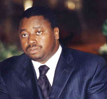 Peu après l'annonce de la mort du président, les Forces armées togolaises (FAT) ont «confié» le pouvoir à Faure Gnassingbé Eyadéma (photo), un des fils du chef de l'Etat.(Photo : AFP)
