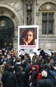 Un portrait d'Ingrid Betancourt a été installé devant l'Hôtel de Ville de Paris à l'occasion du troisième anniversaire de sa captivité.(Photo: AFP)