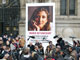 Un portrait d'Ingrid Betancourt a été installé devant l'Hôtel de Ville de Paris à l'occasion du troisième anniversaire de sa captivité. 

		(Photo: AFP)