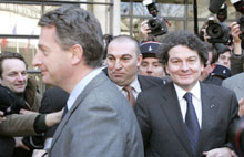 Hervé Gaymard (à gauche sur la photo) a remis lundi matin les rênes du ministère de l'Economie et des Finances à Thierry Breton.(Photo : AFP)