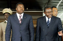 Faure Gnassingbé (à g.) quitte le palais présidentiel de Libreville après son entrevue avec le président Omar Bongo.(Photo: AFP)