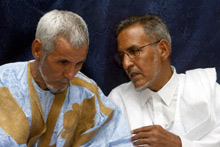 Au procès des présumés putschistes en Mauritanie, parmi les personnalités acquittées figurent Mohamed Khouna ould Haidalla (G), ancien chef de l’État mauritanien et Ahmed ould Daddah (D), président du Rassemblement des forces démocratiques.(Photo : AFP)