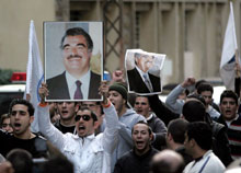 Des partisans de l’ancien Premier ministre Rafic Hariri se sont rassemblés hier devant sa résidence.(Photo : AFP)