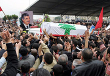 Plusieurs centaines de milliers de personnes ont participé aux funérailles de l'ancien Premier ministre libanais Rafic Hariri. Sa famille ne souhaitait pas la présence des personnalités officielles libanaise,&nbsp;préférant des obsèques populaires.(Photo : AFP)