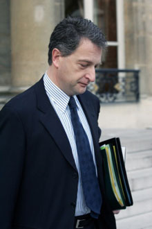 Le ministre de l'Economie et des Finances Hervé Gaymard quitte le palais de l'Elysée à l'issue du conseil des ministres le 16 février 2005.(Photo : AFP)