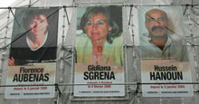 Le portrait de l'Italienne Giuliana Sgrena (centre), prise en otage en Irak, a rejoint place de la République, à Paris, ceux de Florence Aubenas et Hussein Hanoun al-Saadi, qui ont disparu voilà 43 jours à Bagdad. (Photo : AFP)