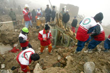 Les recherches de survivants continuent dans le village de Oudkan, dans la province de Kerman.(Photo : AFP)