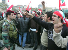 Le bras de fer entre le régime pro-syrien et l’opposition avait pour théâtre, ce lundi, le Parlement et la rue.(Photo : AFP)