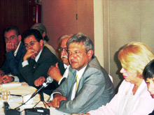 Andres Manuel Lopez Obrador (2e D), le gouverneur de Mexico, risque d'être emprisonné et par conséquent écarté de l'élection présidentielle de juillet 2006.(Photo : Patrice Gouy/RFI)