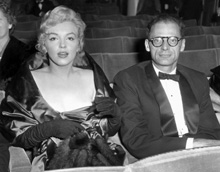 Marilyn Monroe et son mari, l'écrivain Arthur Miller, au Théâtre de la Comédie de Londres pour la première représentation de la pièce de Miller, <EM>Une vue du pont</EM>, 11 octobre 1956.(Photo: AFP)