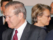 La ministre de la Défense Michèle Alliot-Marie (à droite) et son homologue américain Donald Rumsfeld ont confronté à Nice leurs visions du fonctionnement de l'Otan.  ( Photo: AFP )