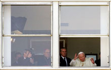 Le pape Jean-Paul II, le 6 février 2005, à la fenêtre de l'hôpital romain Gemelli.(Photo: AFP)