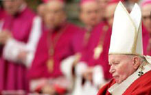 Le pape Jean-Paul II, entouré de plusieurs évêques et cardinaux, le 14 janvier 2005 dans la cathédrale Saint-Pierre de Rome.(Photo: AFP)