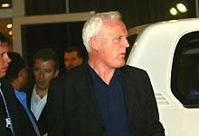 Le responsable onusien Peter Fitzgerald arrive à l'aéroport international de Beyrouth, le 24 février 2004.