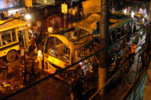 La carcasse de l’autobus qui a été déchiqueté par une bombe dans le district de Makati.(Photo : AFP)