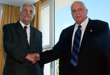 Ariel Sharon et Mahmoud Abbas doivent maintenant faire face à leur opposition.(Photo : AFP)
