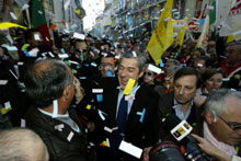 José Socrates, secrétaire général du PS (au centre), en campagne dans les rues de Lisbonne.(Photo : AFP)