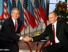 Les présidents américain, George W Bush et russe, Vladimir Poutine au château de Bratislava.(Photo: AFP)