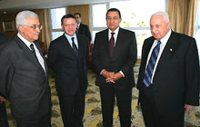 Pendant le sommet: (de g. à d.) le président de l'Autorité palestinienne Mahmoud Abbas, le roi Abdallah II, le président égyptien Hosni Moubarak et le Premier ministre israélien Ariel Sharon. (Photo: AFP)