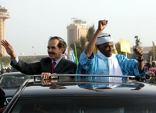 Le président mauritanien Ould Taya (à gauche) a été accueilli par son homologue sénégalais Abdoulaye Wade (à droite) lors de sa première visite officielle.(Photo :AFP)