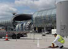 Le terminal 2E de l'aéroport de Roissy s'est partiellement effondré en mai 2004.(Photo : AFP)