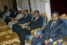 Le président togolais Faure Gnassingbé et quelques membres de son gouvernement recevant au palais présidentiel la délégation de la Cedeao le mardi 15 février.(Photo : AFP)