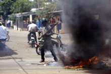 Dispersion d'une manifestation par la police. Au Togo, le climat électoral est tendu.(Photo: AFP)