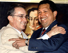 Le président vénézuélien Hugo Chavez (D) et son homologue colombien Alvaro Uribe (G) ont mis fin à la crise diplomatique survenue récemment entre les deux pays.(Photo : AFP)