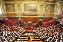 Réunion du&nbsp;Parlement en Congrès à Versailles pour entériner la révision de la Constitution française, étape préalable imposée par la Conseil constitutionnel à la ratification du traité européen.
<P></P>(Photo : AFP)