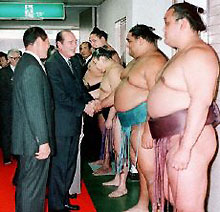 Le président français, Jacques Chirac, est un grand amateur de sumo. On le voit ici en 1996, au tournoi de Fukuoka.(Photo: AFP)