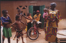La polygamie est le sujet du documentaire 5x5 du Sénégalais Moussa Touré, dont l'intrigue se déroule dans une modeste cour.(Photo: Moussa Touré)
