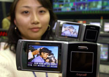 En Corée du Sud, on expérimente en ce début 2005 le premier système de télévision satellitaire pour téléphone mobile. (Photo: AFP)