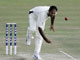 Dans le stade de Mohali au nord de l’Inde, un joueur de cricket pakistanais lance à un batteur indien.(photo : AFP)