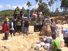 Les colis sont distribués à la population par des ONG qui ont un «&nbsp;savoir-faire&nbsp;» logistique. C’est le cas d’Action contre la faim dans la zone de Calang.(Photo : Manu Pochez/RFI)