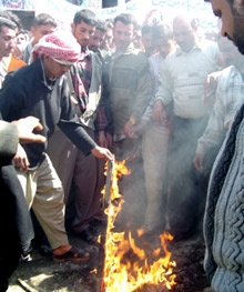 Signe du sentiment anti-jordanien, des manifestants chiites brûlent à Hilla en Irak le drapeau jordanien.(Photo : AFP)