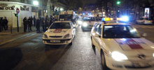 Les policiers patrouillent en nombre, le 7 mars au soir, dans la rue de la Goutte-d'or à Paris (XVIIIe arrondissement). (Photo: AFP)