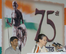 Sonia Gandhi, la présidente du Congrès, lance la «marche du sel» version 2005.(Photo: AFP)