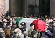 L'Italie a offert des funérailles nationales&nbsp;à Nicola Calipari, agent des services secrets tué lors du transfert de Giuliana Sgrena vers l'aéroport.(Photo : AFP)