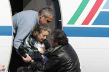 La journaliste italienne, très affaiblie à sa sortie de l'avion qui la ramène à Rome, après un mois de captivité en Irak.(Photo : AFP)