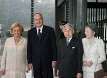 En visite officielle au Japon, Bernadette et Jacques Chirac sont reçus par l'empereur Akihito et l'impératrice Michiko.(Photo : AFP)