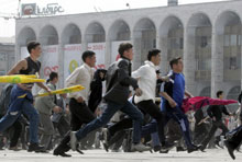 Plusieurs milliers de personnes se sont rassemblées jeudi 24 mars dans les rues de Bichkek, la capitale kirghize.(Photo: AFP)