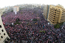La France et les Etats-Unis ont été hués par une foule de plusieurs centaines de milliers de manifestants pro-syriens ce mardi 8 mars&nbsp;à Beyrouth.(Photo: AFP)