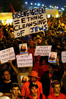 Des milliers de colons manifestent devant le siège de la Knesset contre le retrait de la bande de Gaza.(Photo : AFP)