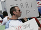 Manifestation en faveur de Michael Schiavo, le mari de Terri, qui souhaitait l'interruption de l'alimentation artificielle de sa femme. L'affaire Terri Schiavo a donné lieu à plusieurs manifestations anti et pro euthanisie.(Photo : AFP)