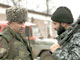 Moscou n’a jamais voulu faire une quelconque différence entre Aslan Maskhadov (à gauche) et Chamil Bassaiev (à droite), le chef de la guérilla islamiste tchétchène. Sur la photo, les deux hommes discutent, à Grozny en 1997.&nbsp;(Photo : AFP)