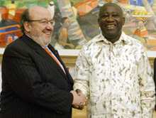 Louis Michel, le commissaire européen en charge de l'Aide au développement (à gauche) et le président ivoirien Laurent Gbagbo (à droite ) «<EM>laissent toutes les portes ouvertes</EM>»(Photo : AFP)