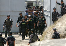 Les forces spéciales de la police sortant du camp Bagong Diwa où des militants d’Abu Sayyaf avaient organisé une mutinerie.(Photo : AFP)