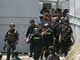 Les forces spéciales de la police sortant du camp Bagong Diwa où des militants d’Abu Sayyaf avaient organisé une mutinerie.(Photo : AFP)